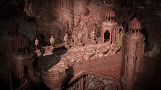 لقطة من Path of Exile 2 تُظهر حصناً ومنحدرات وجسراً ضمن بيئة اللعبة